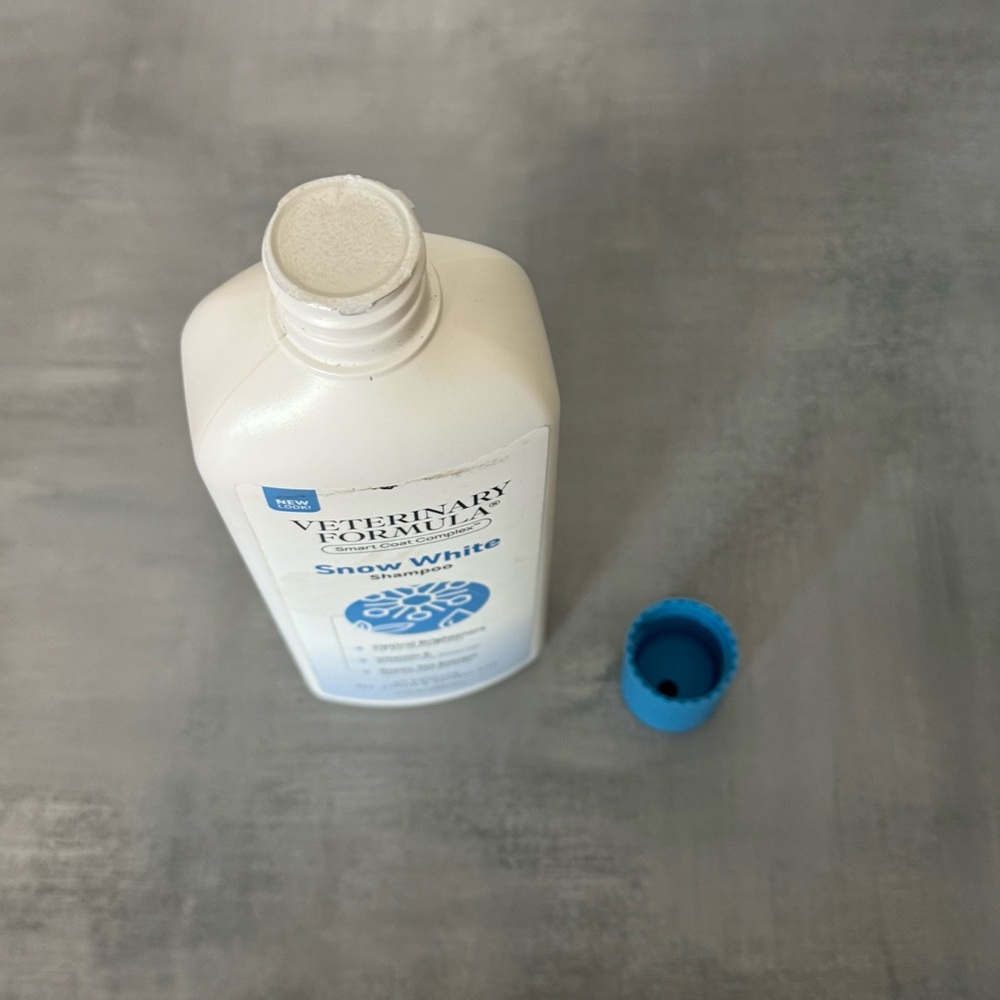 Veterinary Formula Snow White Shampoo for white fur - Picture 3 of 4